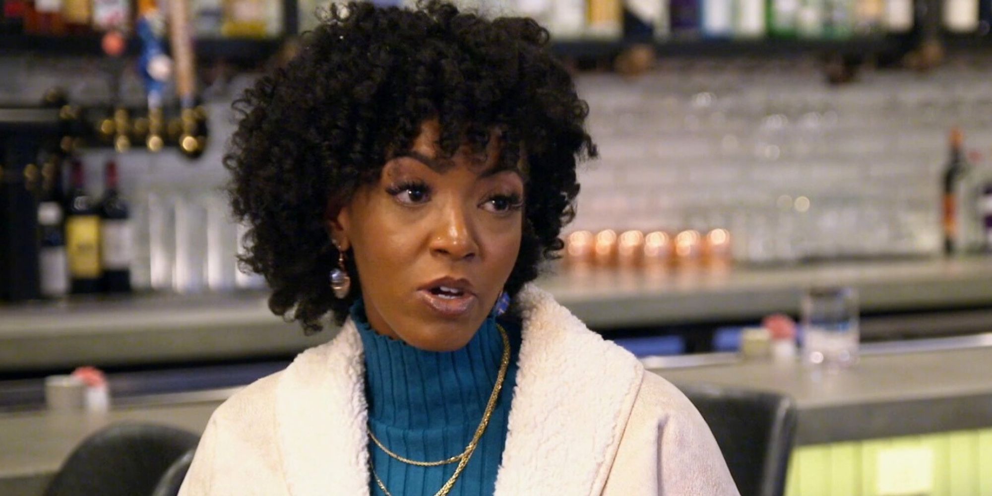 Lauren de Married at First Sight Temporada 17 con bata blanca y top azul