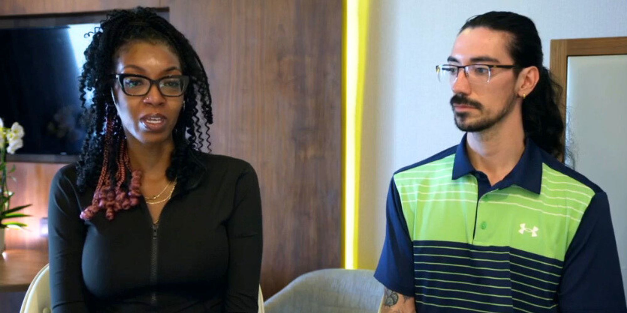 Lauren y Orion MAFS Temporada 17 teniendo una videollamada mientras están sentados uno al lado del otro 3