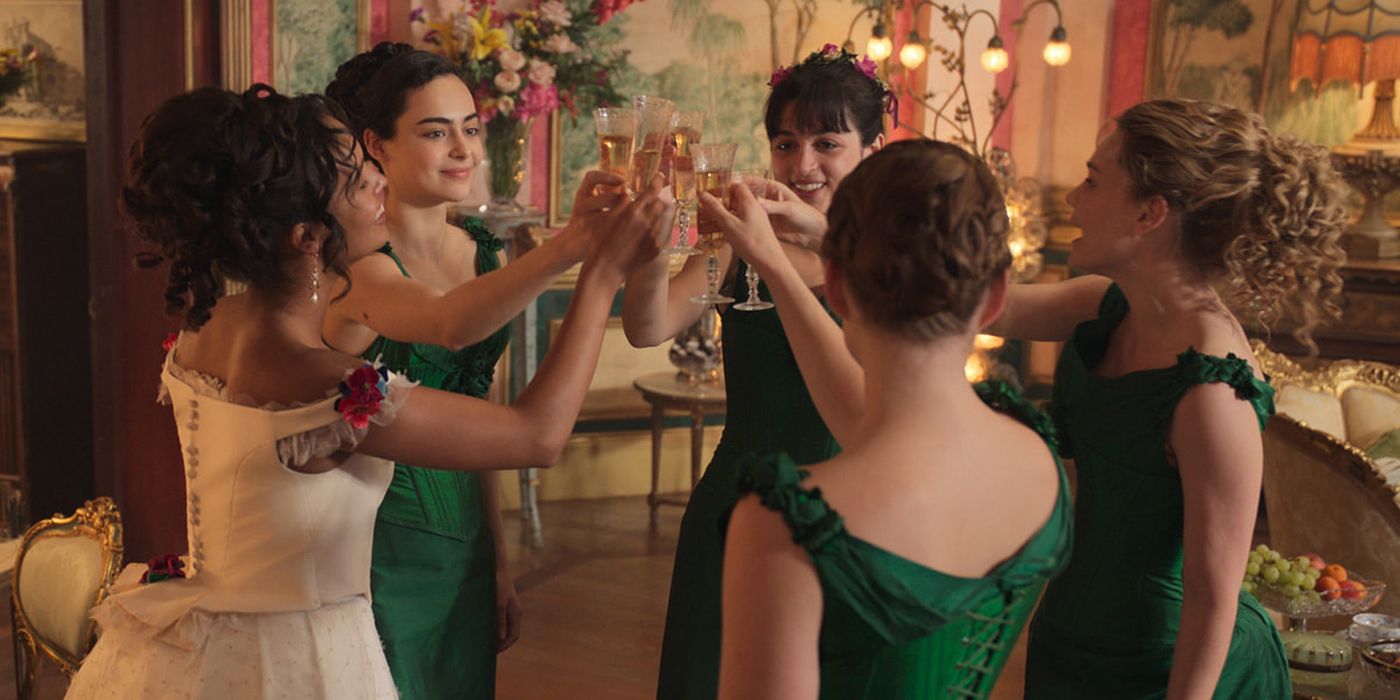 Mujer joven en vestidos de gala brindando champán en The Buccaneers