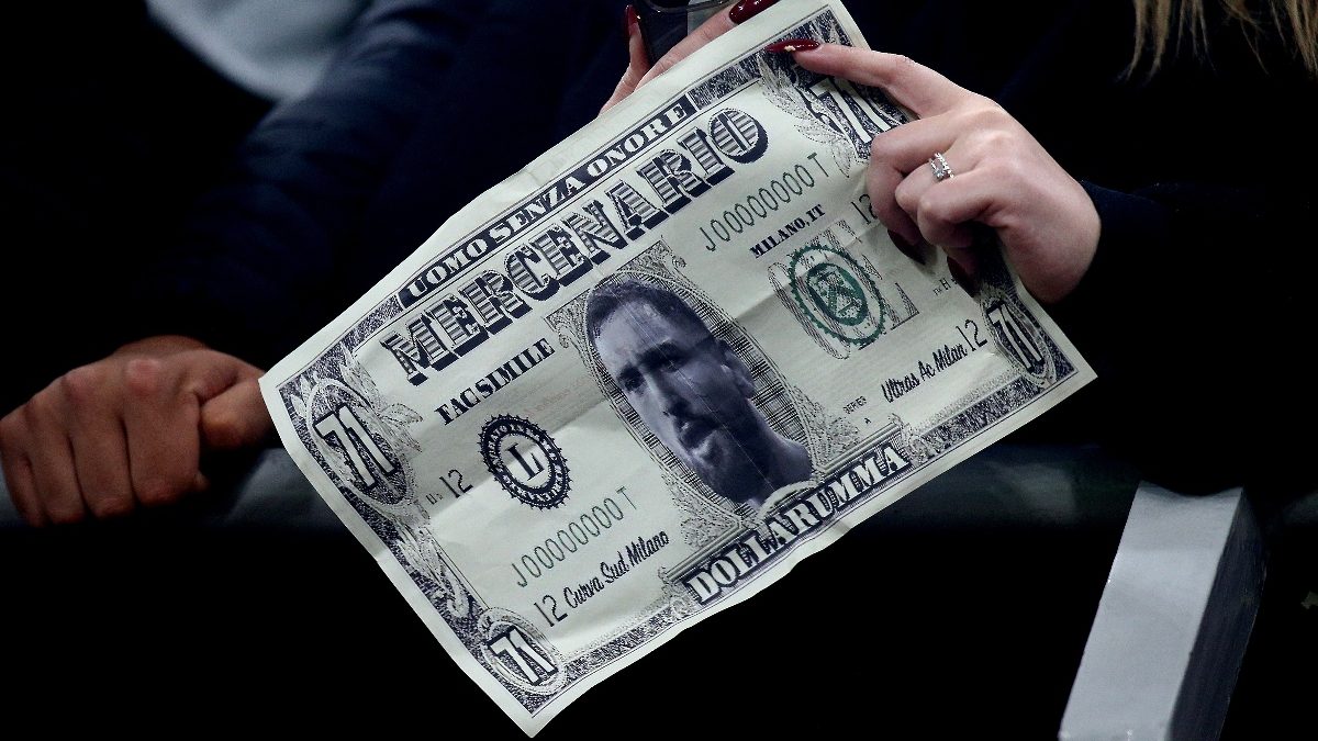 Aficionados del AC Milan tiran falsos billetes con imagen de su ex arquero Gianluigi Donnarumma | Video