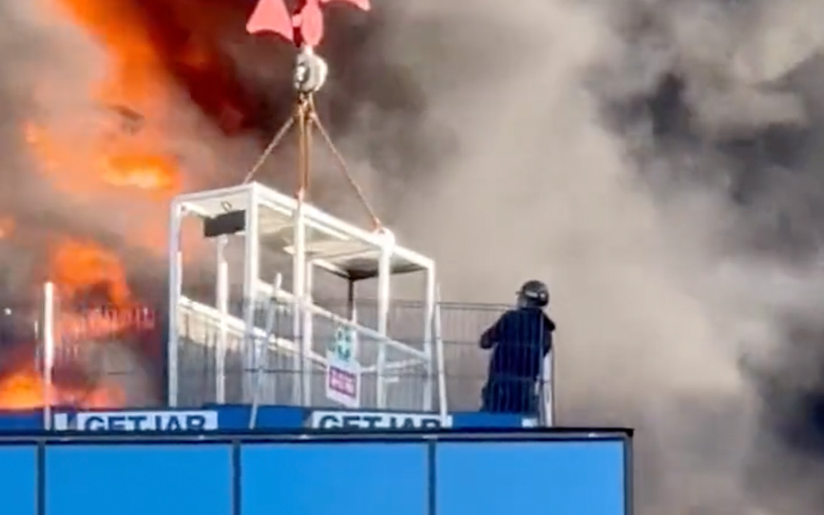 Así fue el rescate de un trabajador atrapado en feroz incendio | Video
