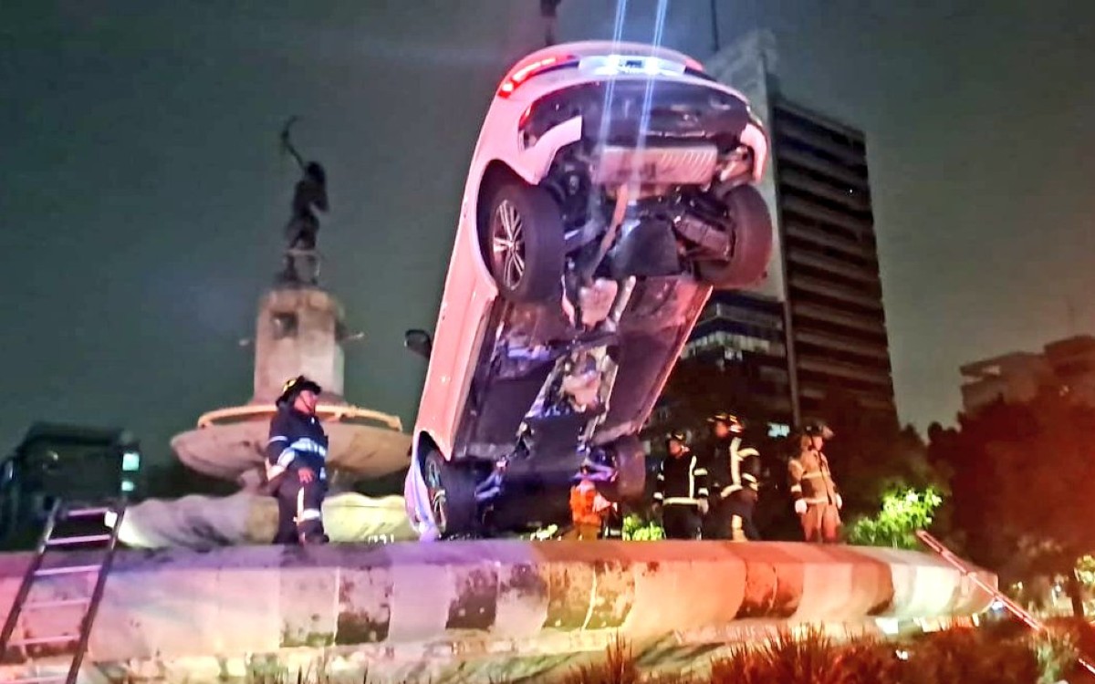 Auto choca y termina sobre fuente de Diana Cazadora | Video