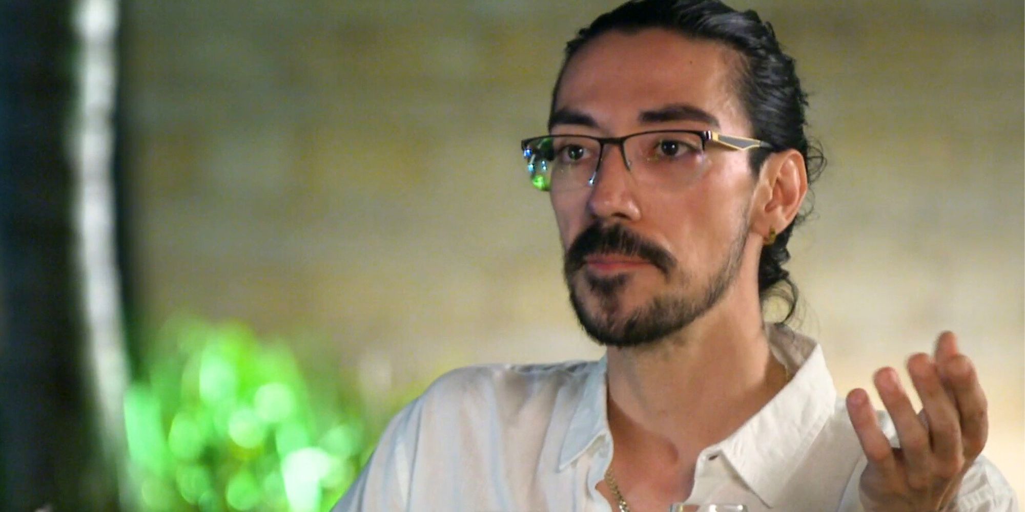 Orion Martzloff de Married at First Sight Temporada 17 hablando con Lauren con una camisa blanca