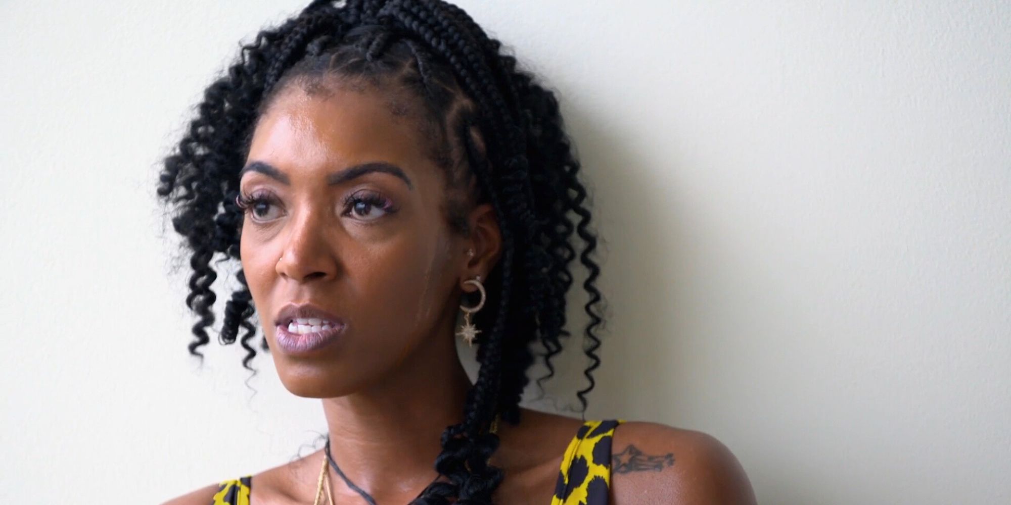 Lauren de Married at First Sight Temporada 17 con correas de leopardo hablando