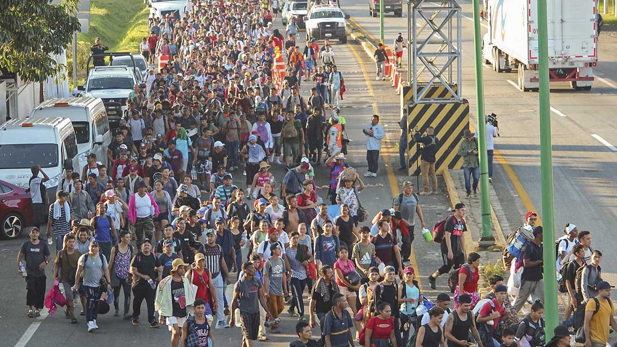 Chiapas: Caravana migrante aumenta a 8 mil personas en su segunda jornada