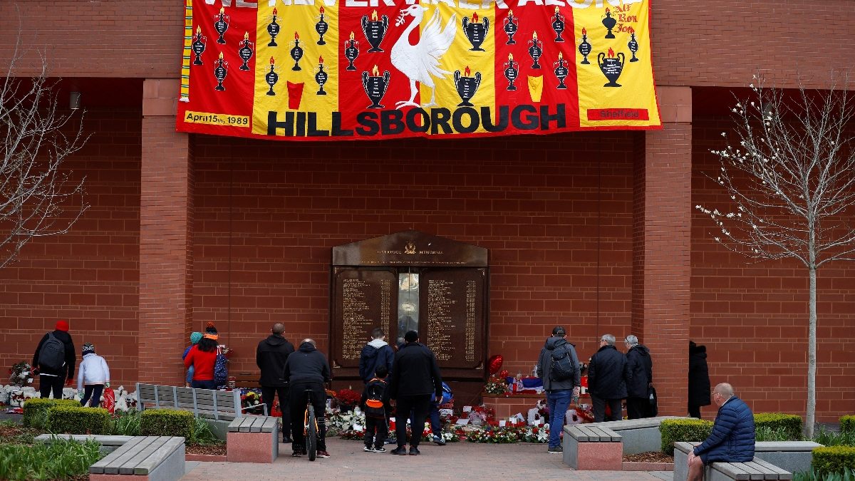 Condenan burlas de aficionados del Luton Town sobre tragedia de Hillsborough | Video