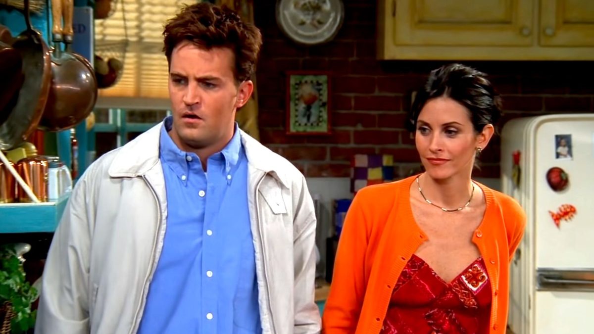 Courteney Cox rinde homenaje a Matthew Perry con un vídeo de una broma secreta en una icónica escena de amigos