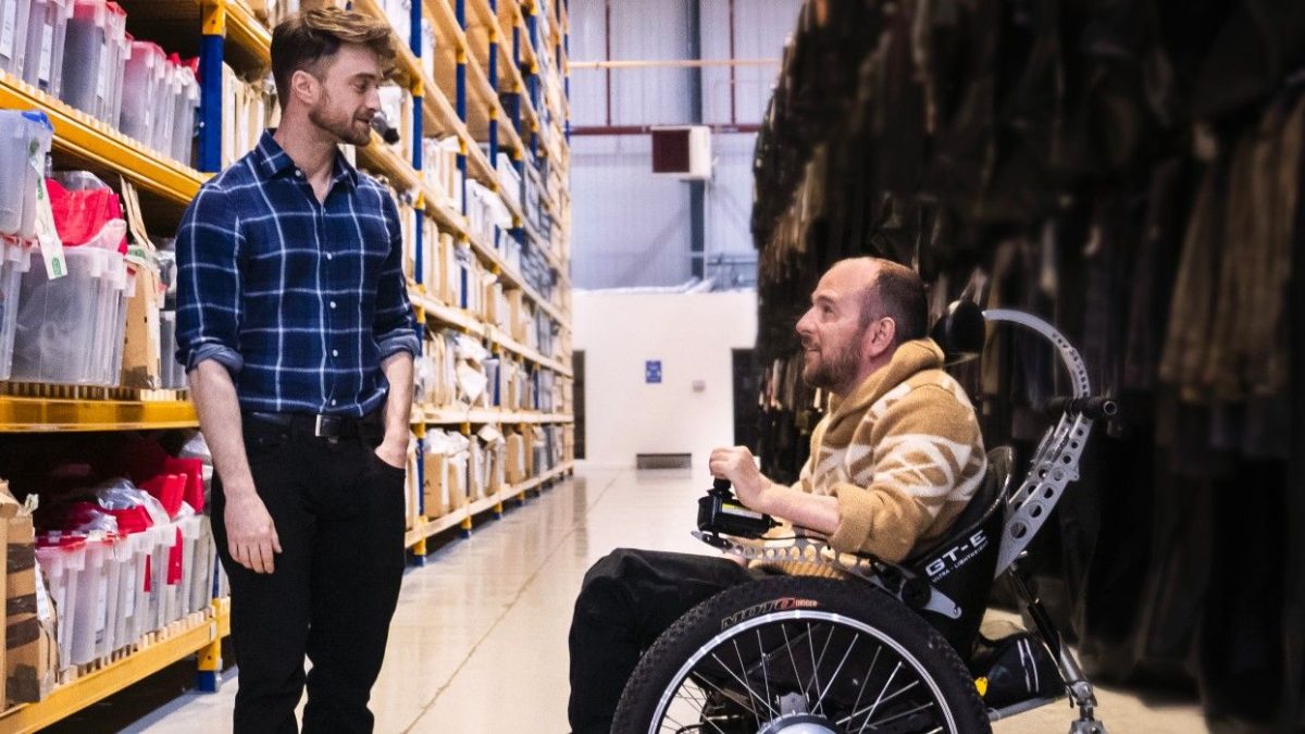 Daniel Radcliffe se reúne con su doble de Harry Potter en el inspirador tráiler de David Holmes: El niño que vivió