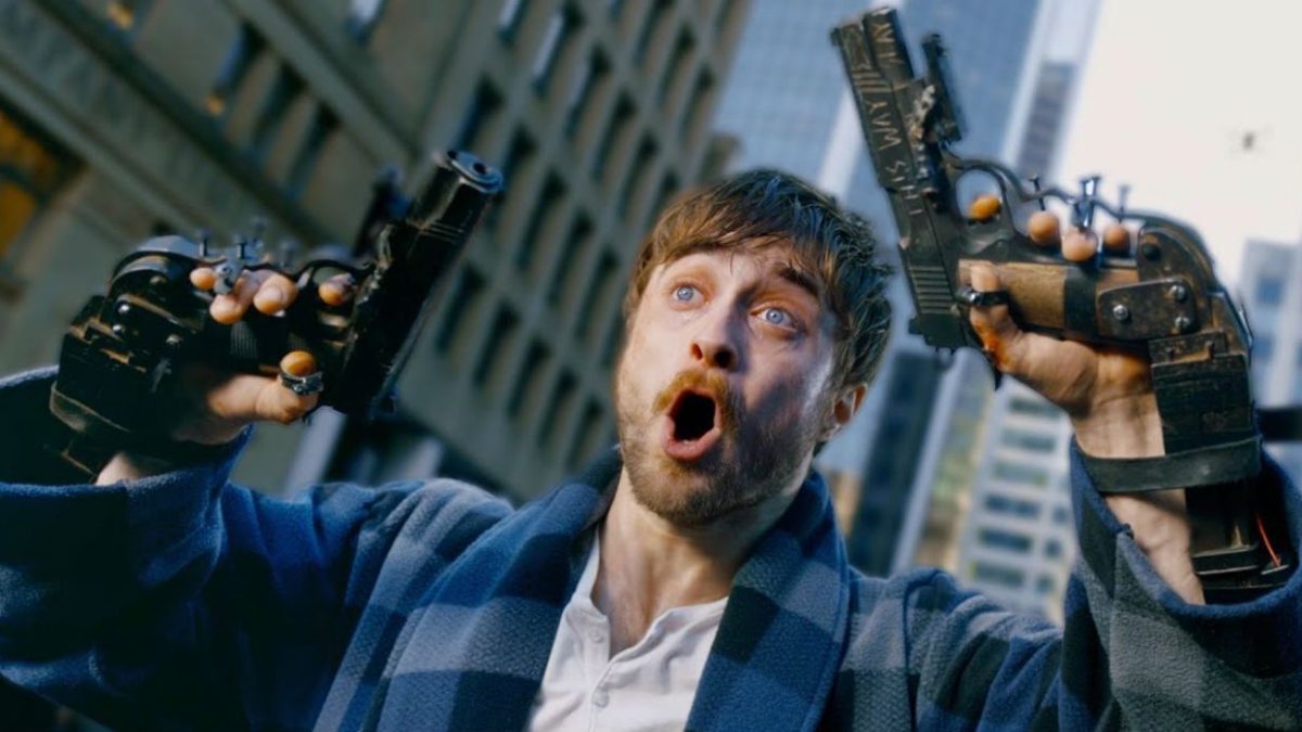Daniel Radcliffe tiene armas atornilladas a sus manos en el tráiler de la película Guns Akimbo