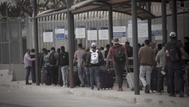 EU reabre puente peatonal con México pero con limitaciones