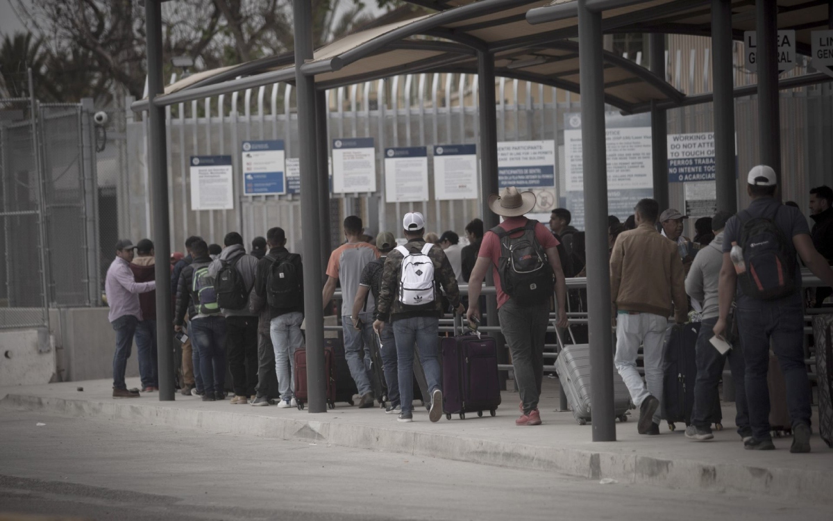EU reabre puente peatonal con México pero con limitaciones