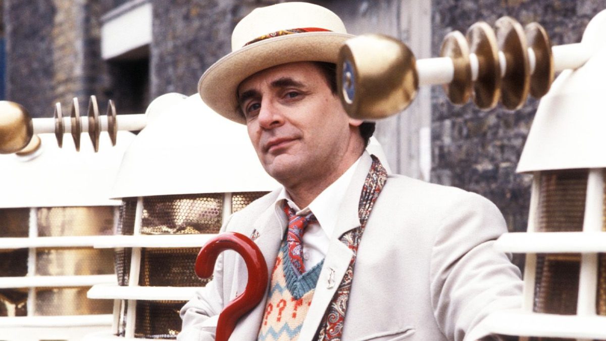 El actor del séptimo doctor Sylvester McCoy nombra uno negativo para el Doctor Who moderno
