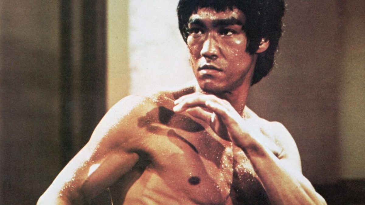 El actor que interpreta a Bruce Lee en su próxima película biográfica se entrenó durante 5 años para convertirse en un "asesino frío como una piedra"