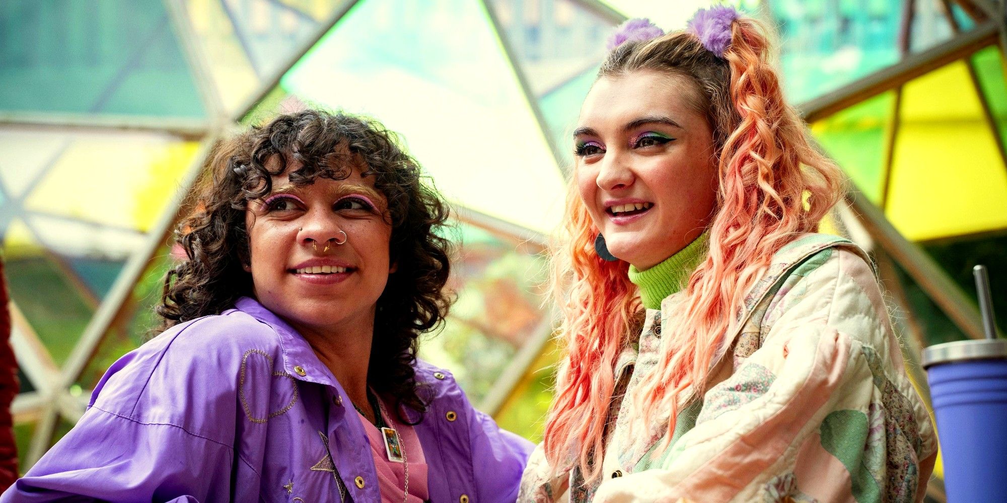 El actor romano de Sex Education explica el significado de la escena de sexo trans de la temporada 4