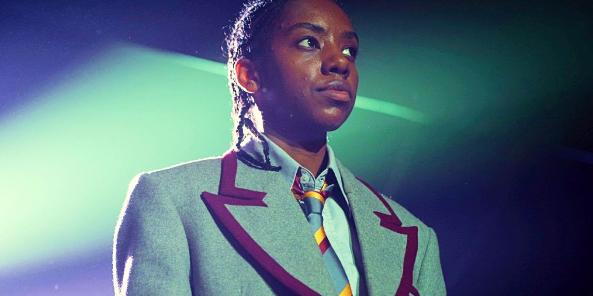 El creador de educación sexual explica la vital representación transgénero de la temporada 4