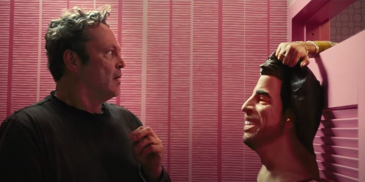 El extraño tráiler pone a Vince Vaughn con una espeluznante máscara de Aaron Rodgers