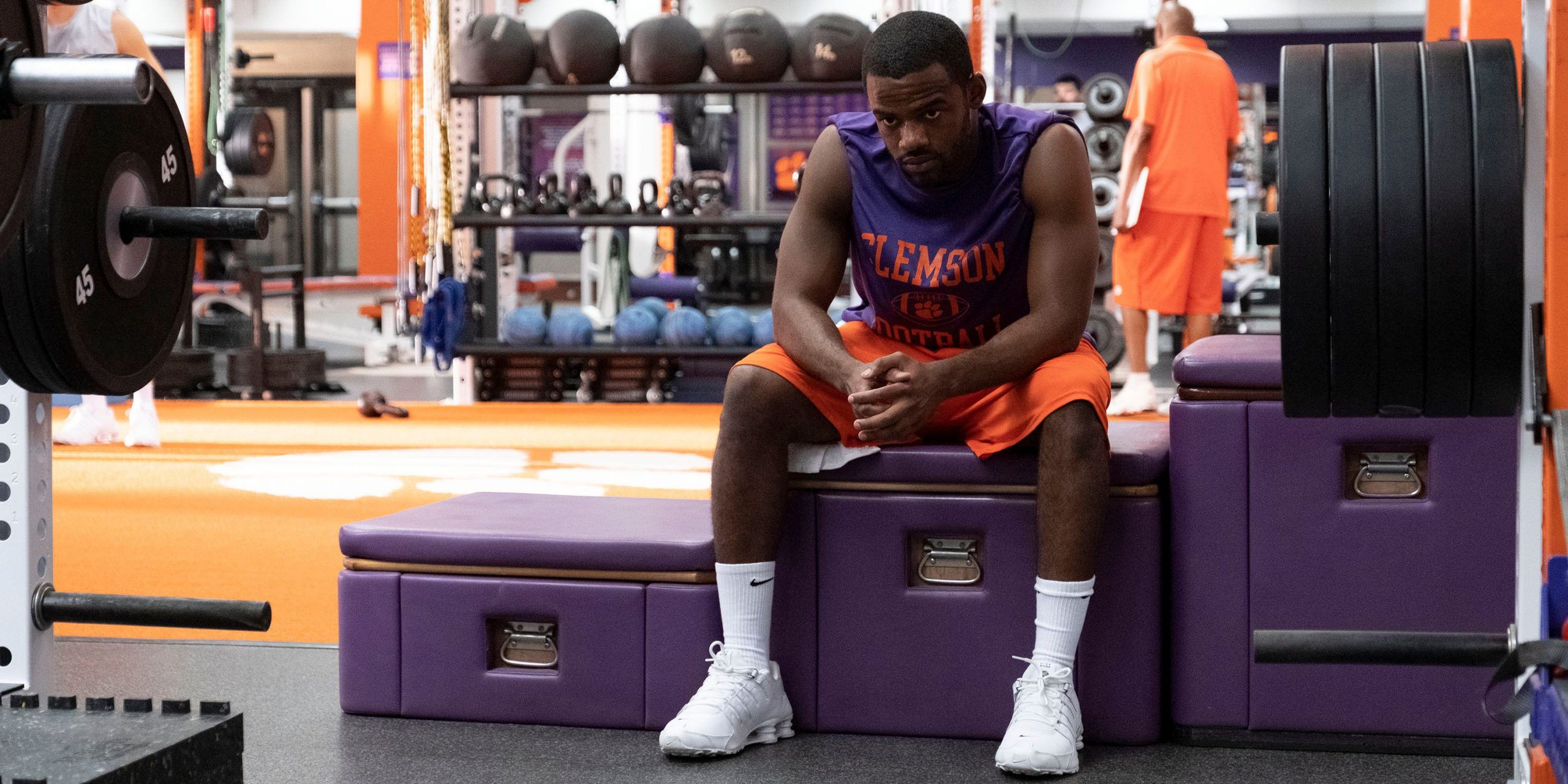 El tráiler de seguridad lleva el fútbol universitario a Disney+