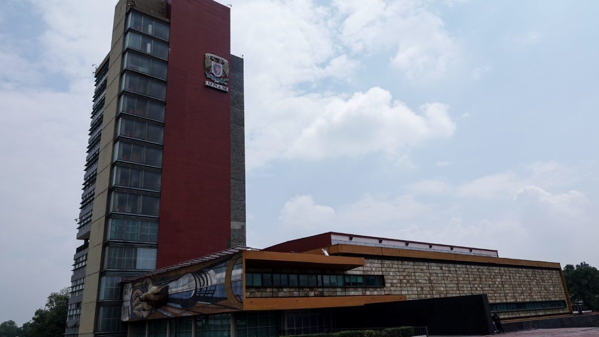 Encapuchados vandalizan rectoría de la UNAM
