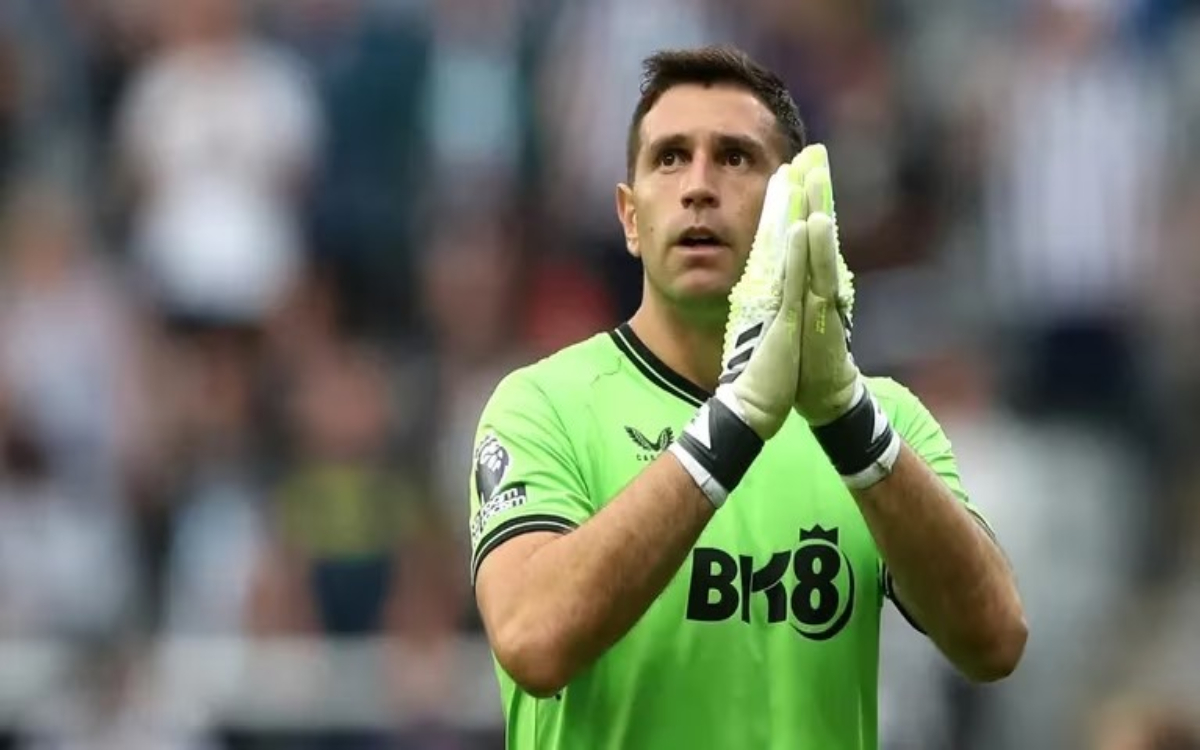 Estrena Emiliano Martínez el Premio Yachine con garrafal error | Video