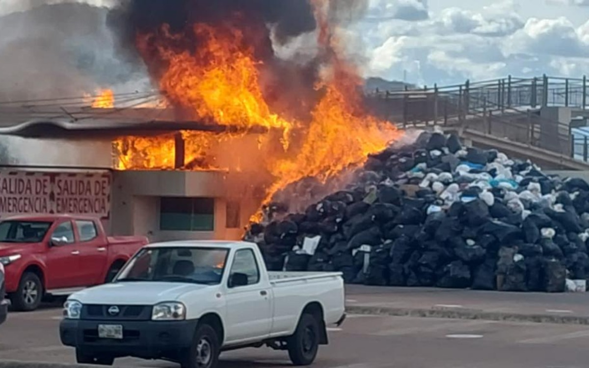 Exigen obras sociales con violencia en Oaxaca; más de 30 vehículos afectados