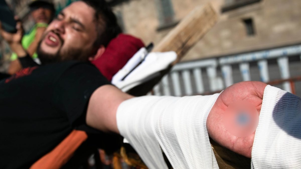Fuertes imágenes | Hombre se crucifica frente a Palacio Nacional