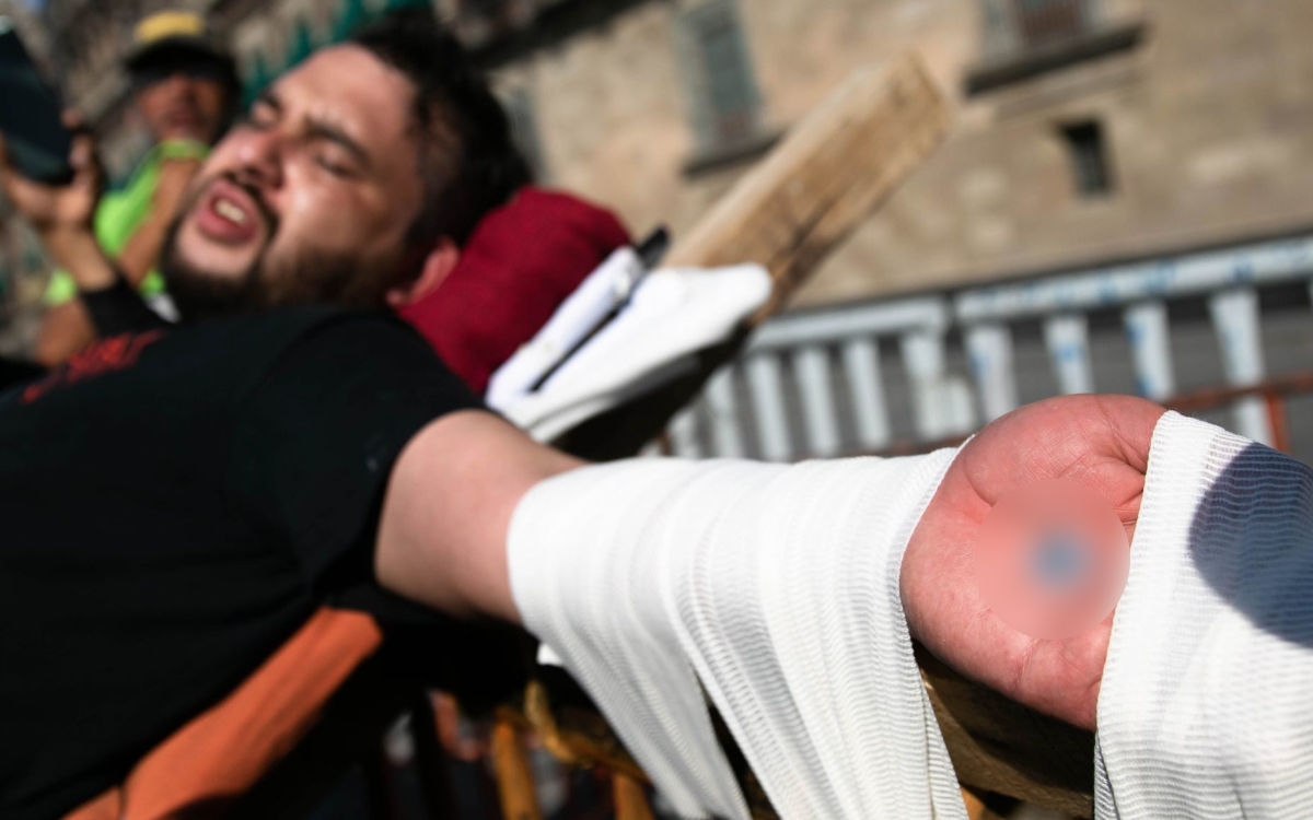 Fuertes imágenes | Hombre se crucifica frente a Palacio Nacional