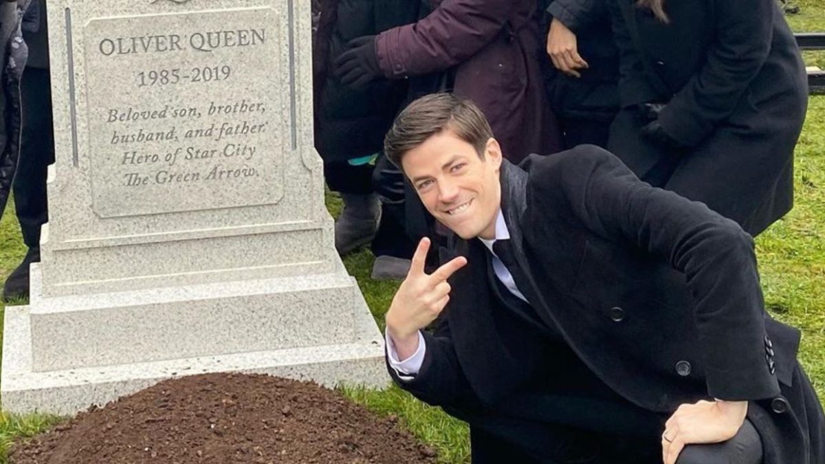 Grant Gustin recrea perfectamente el flash junto al meme de la tumba de Oliver Queen en una nueva foto