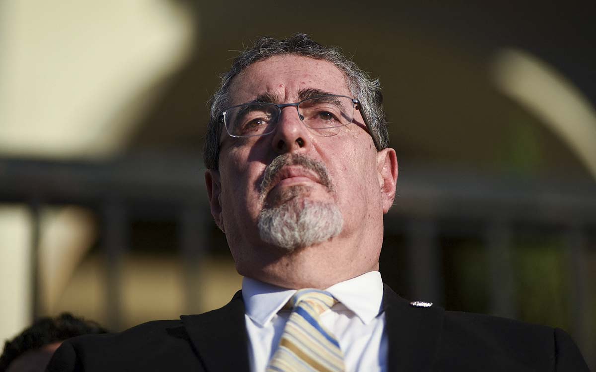 Guatemala: 28 expresidentes se pronuncian contra persecución a Bernardo Arévalo