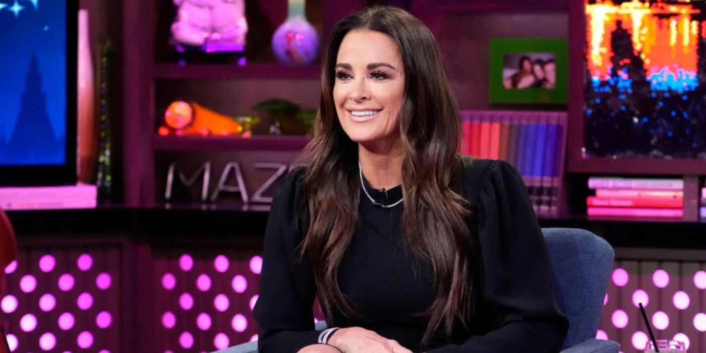 Kyle Richards de RHOBH en WWHL sonriendo con un top negro