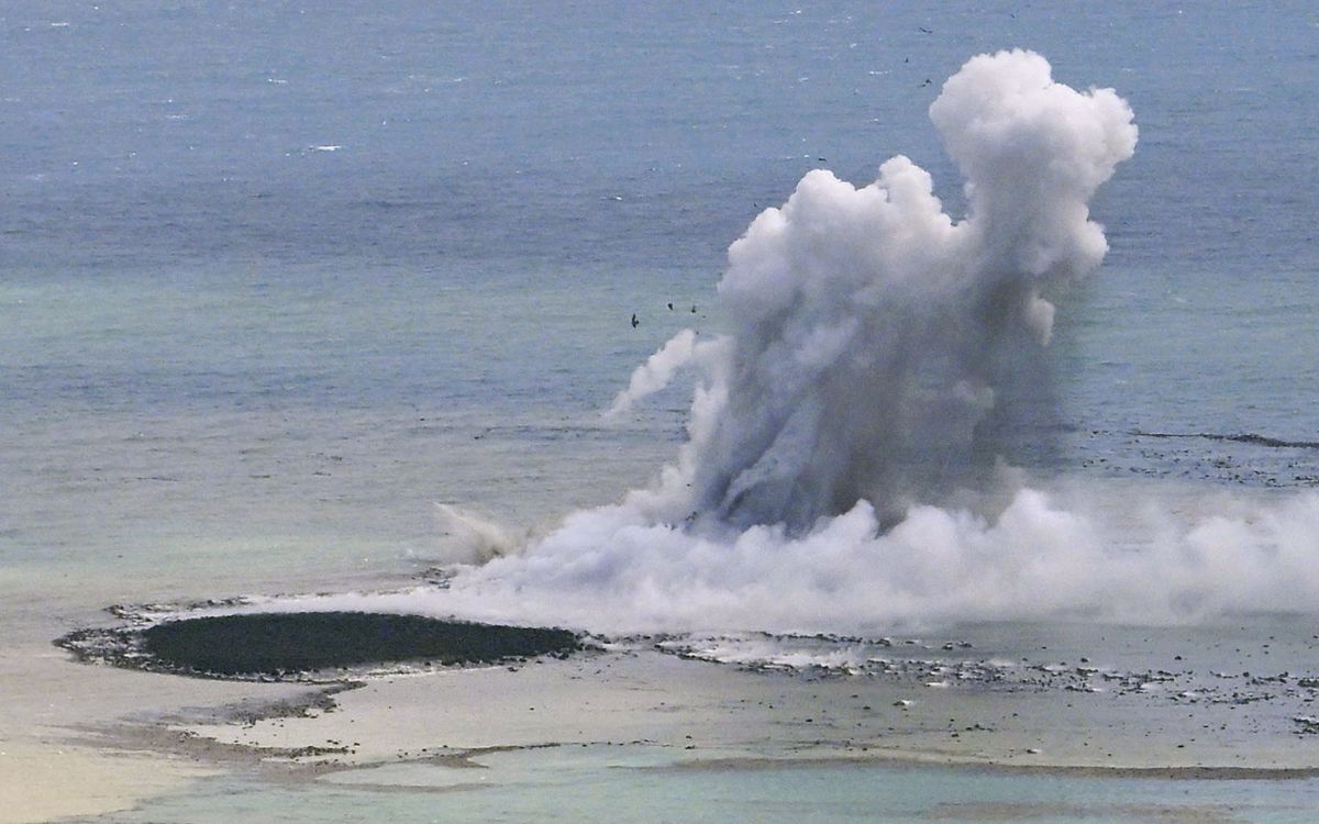 Impresionante nacimiento de una isla en Japón tras erupción de volcán | Video