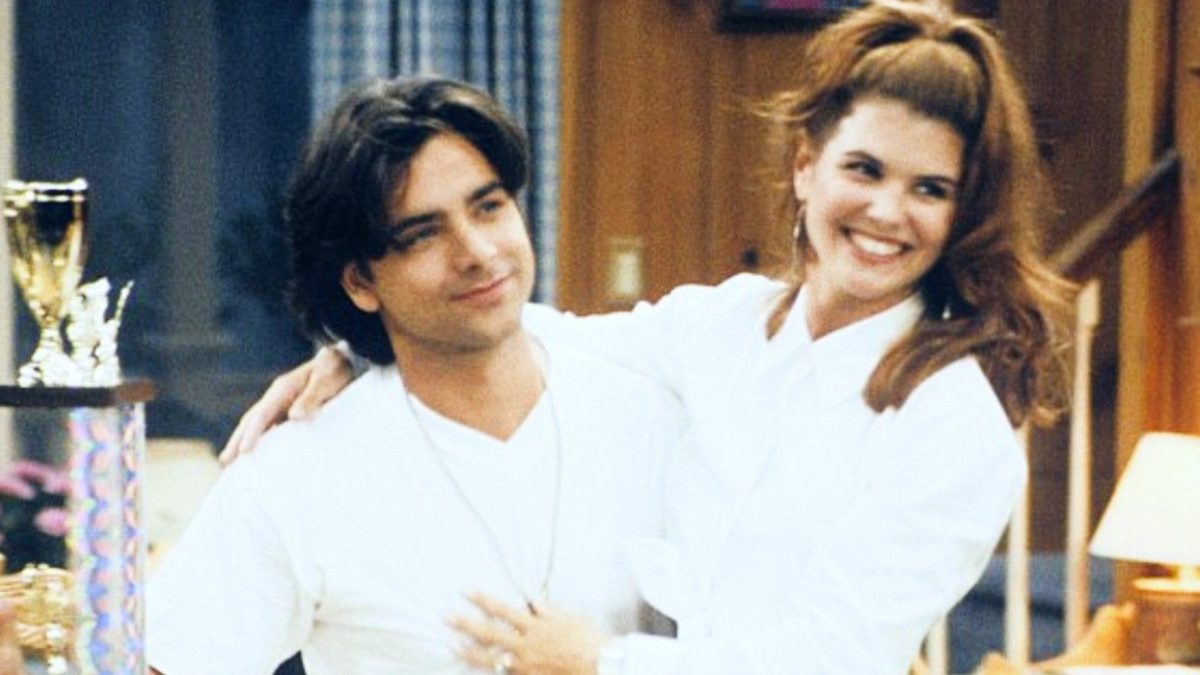 John Stamos y Lori Loughlin muestran su química completa en una nueva reunión de TikTok