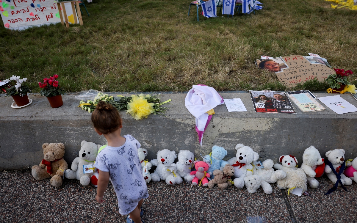 Juguetes, médicos y helicópteros reciben a rehenes israelíes a las puertas de Gaza | Video