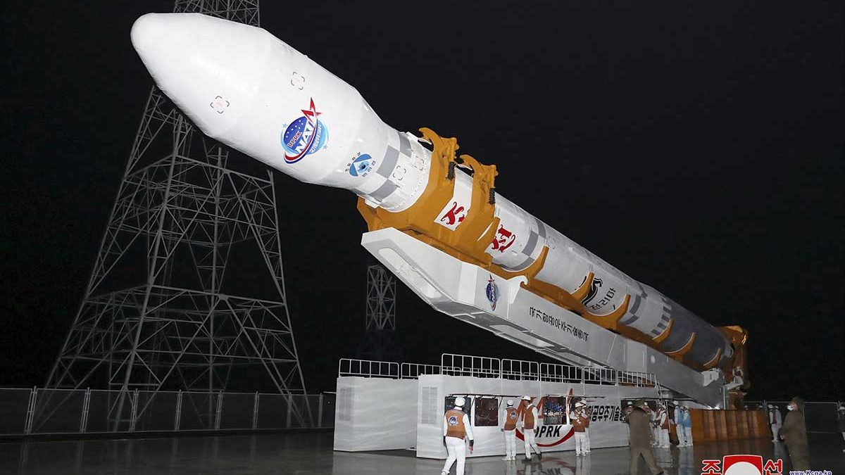 Kim Jong Un estudia primeras imágenes de satélite espía norcoreano