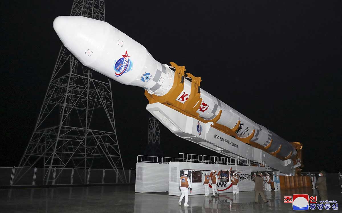 Kim Jong Un estudia primeras imágenes de satélite espía norcoreano