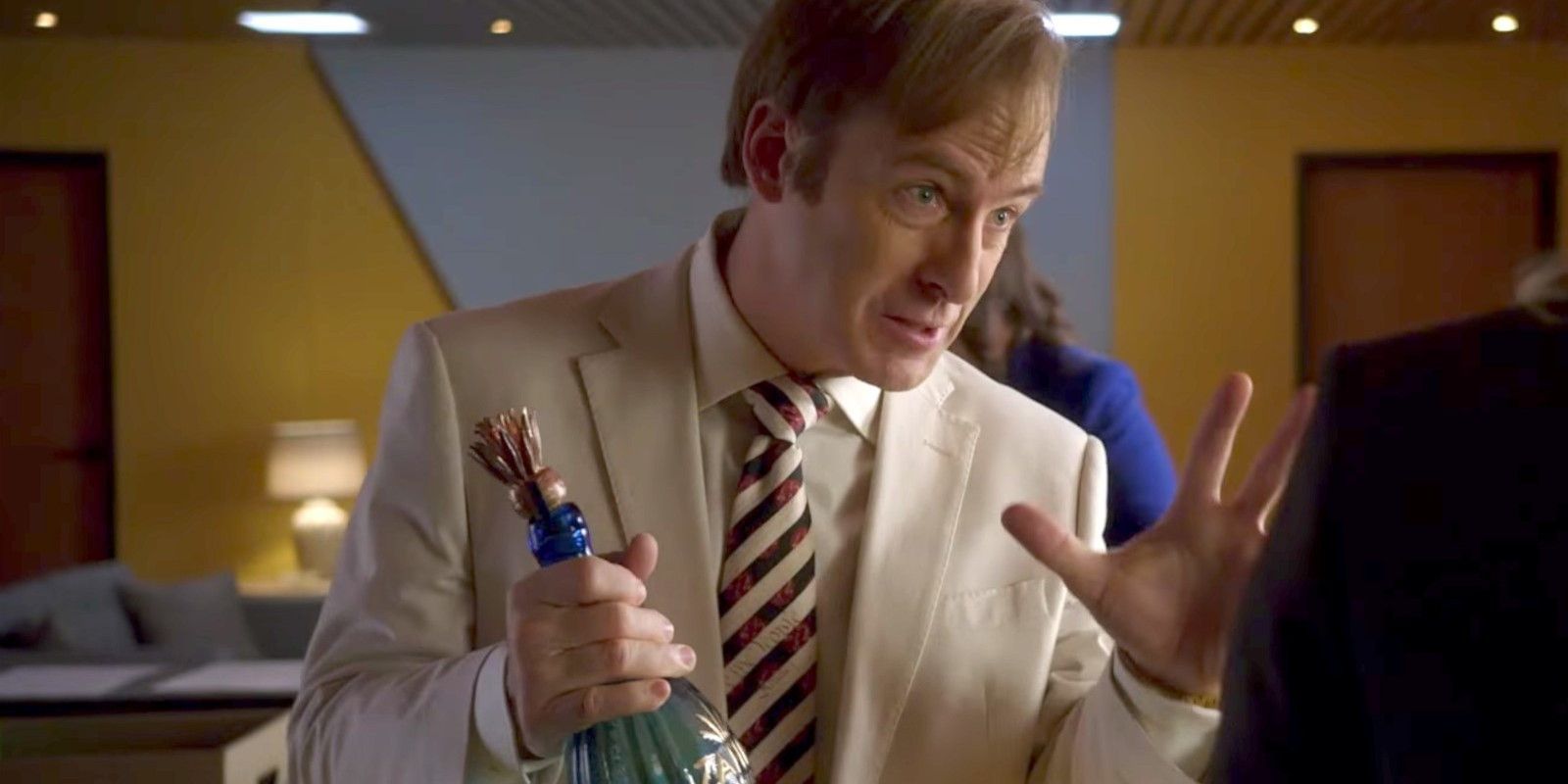 Saúl con tequila en Better Call Saul