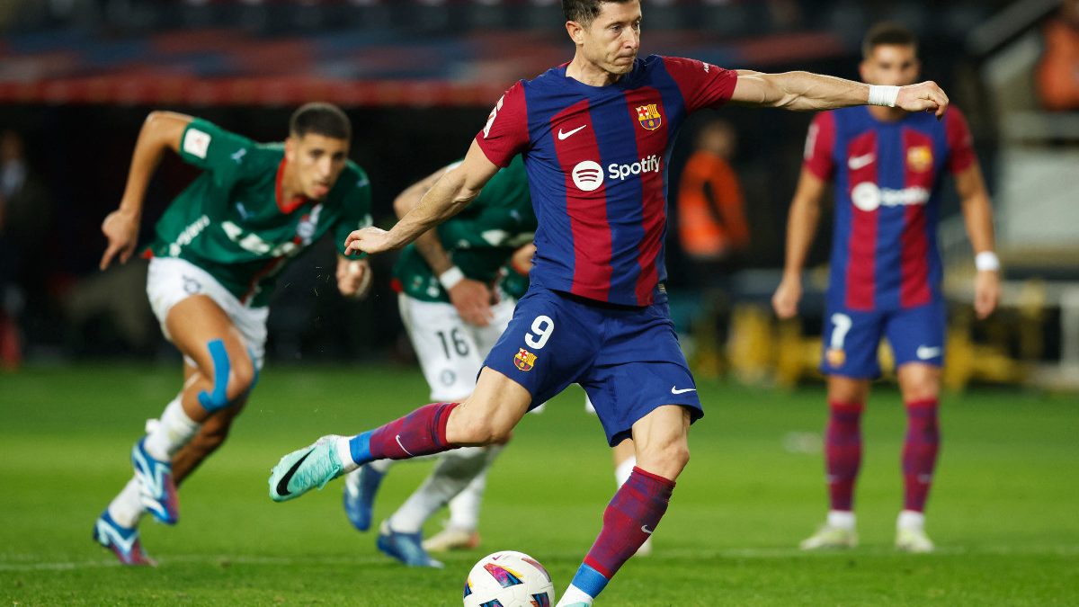 Lewandowski marca dos y el Barça le da la vuelta al Alavés