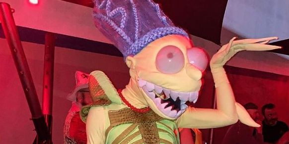 Marge Simpson se cruza con un xenomorfo alienígena en un extraño cosplay