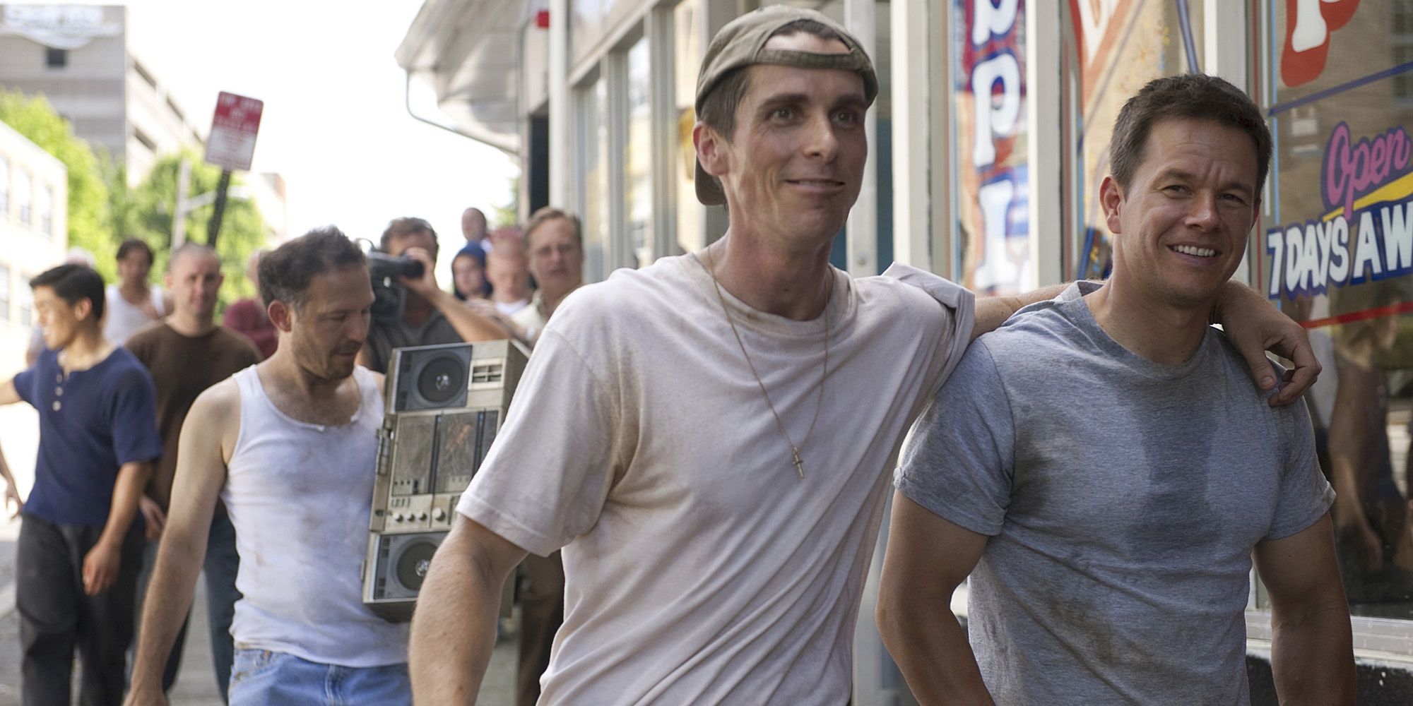 Christian Bale abraza a Mark Wahlberg en The Fighter