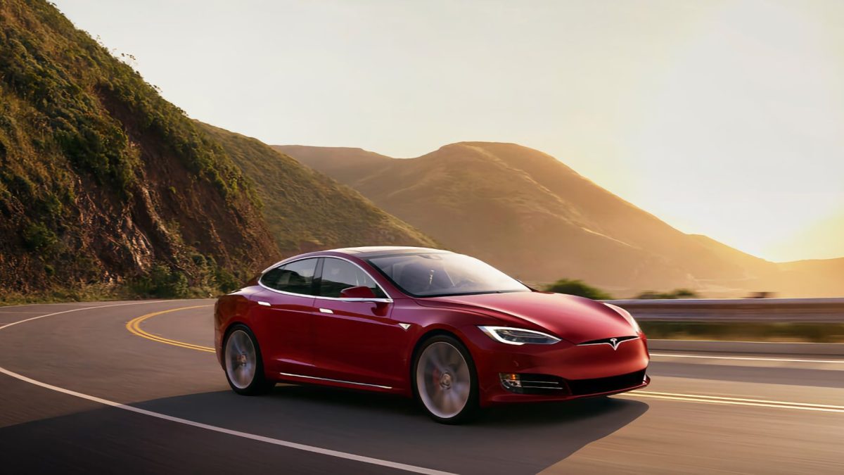 Modos de dirección Tesla: explicación de las diferencias confort, estándar y deportivo