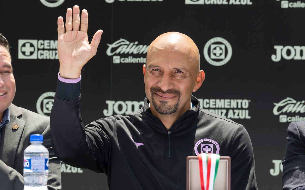 Óscar 'Conejo' Pérez deja la dirección deportiva de Cruz Azul | Video