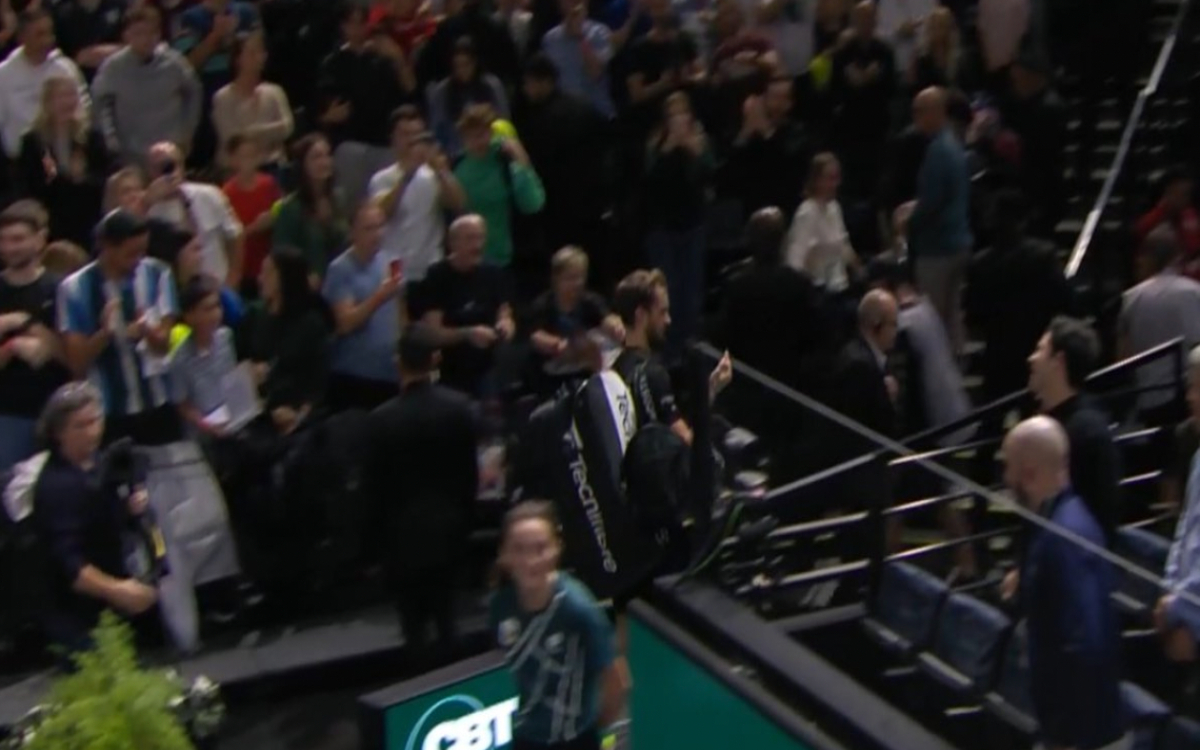 Pinta Medvedev dedo al público francés, pero argumenta: “sólo me estaba mirando las uñas” | Video