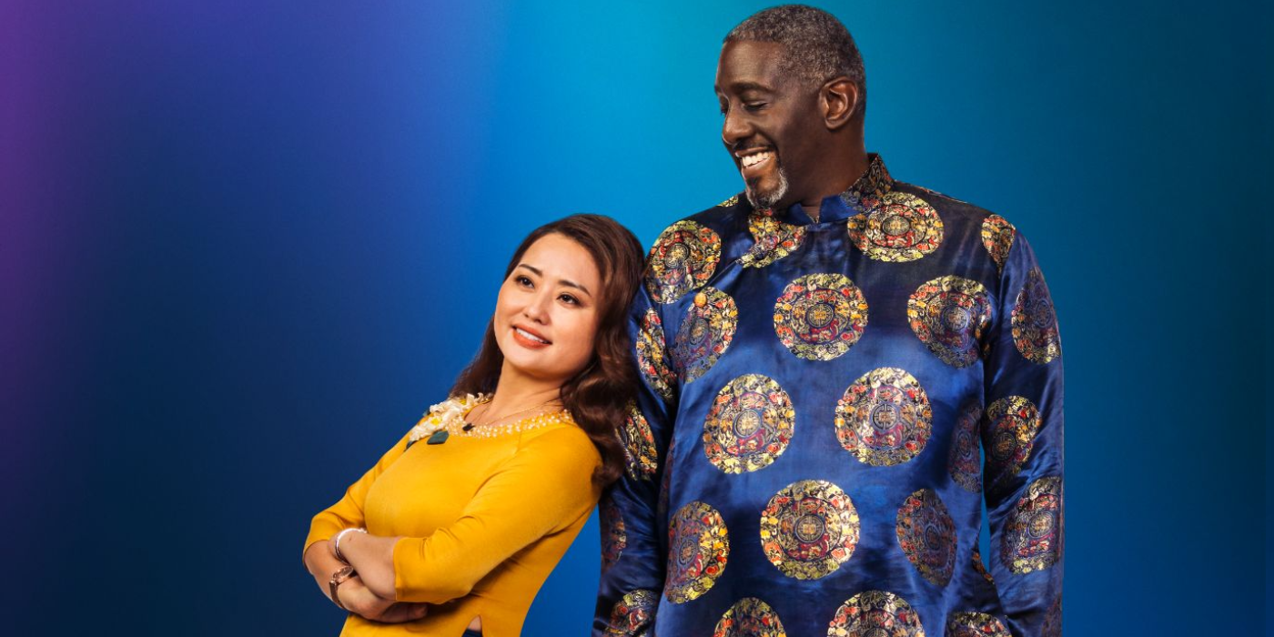 Riley violeta prometido de 90 días sonriendo en foto promocional fondo azul