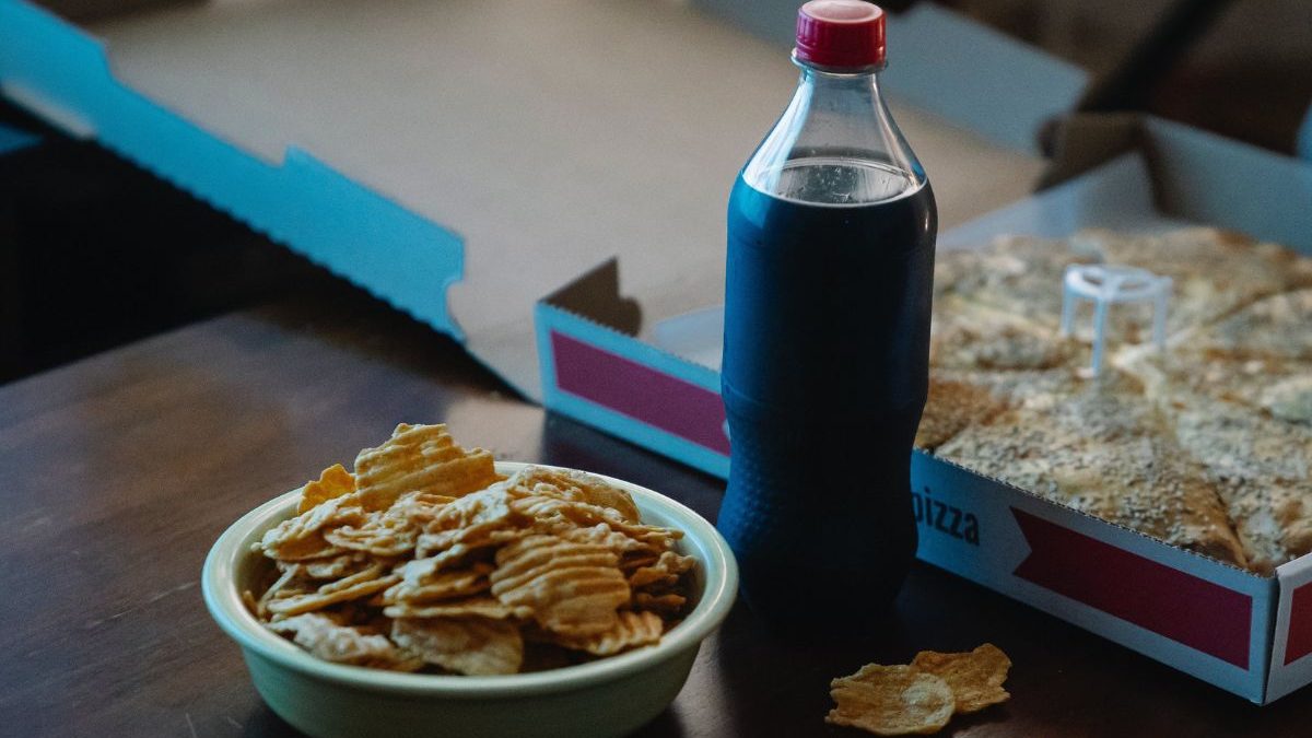 Restricciones a comida ultraprocesada y alcohol deben avanzar, como con el tabaco: científicos