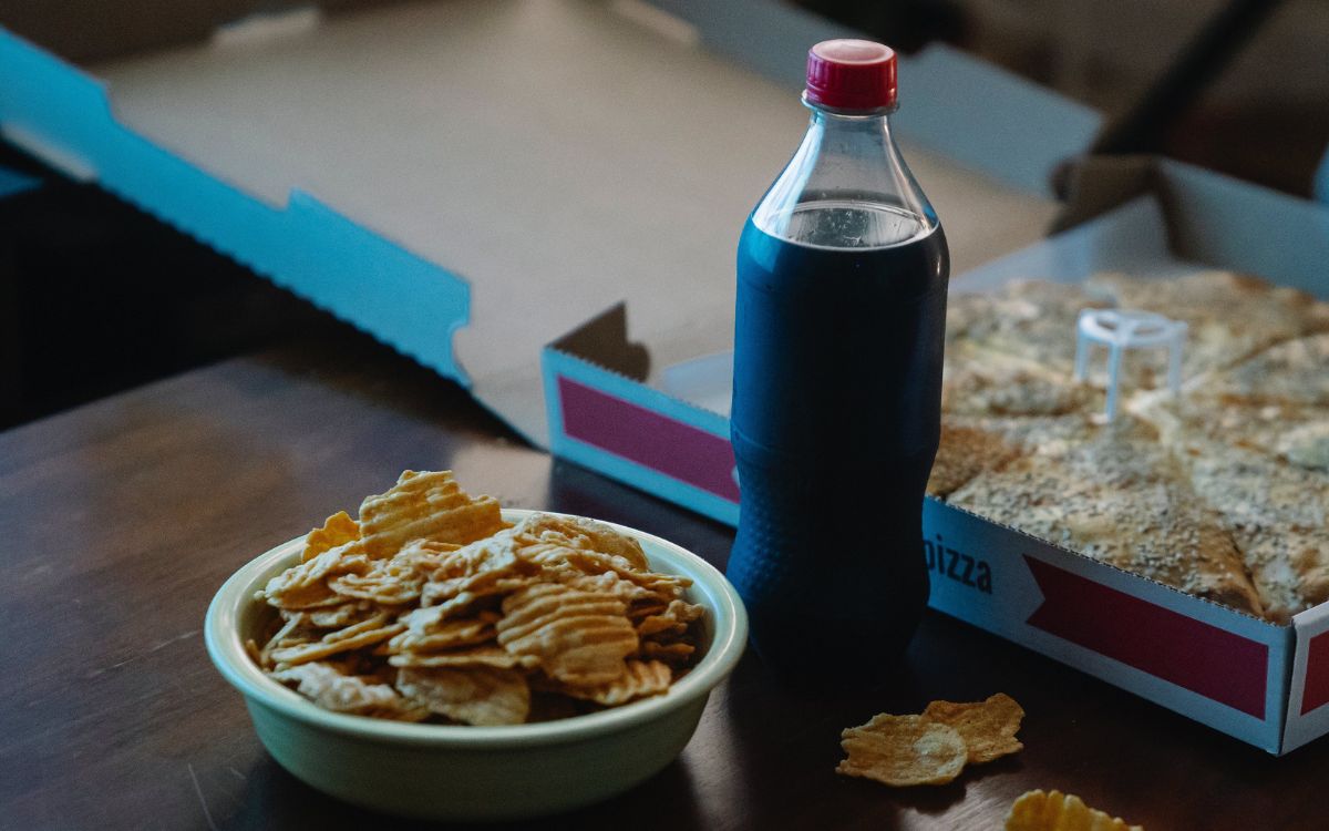 Restricciones a comida ultraprocesada y alcohol deben avanzar, como con el tabaco: científicos