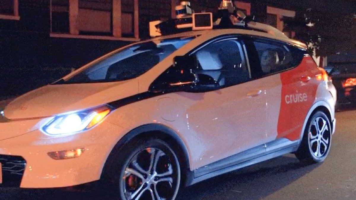 Retiran modernos taxis sin conductor luego que unidad golpeó a peatón