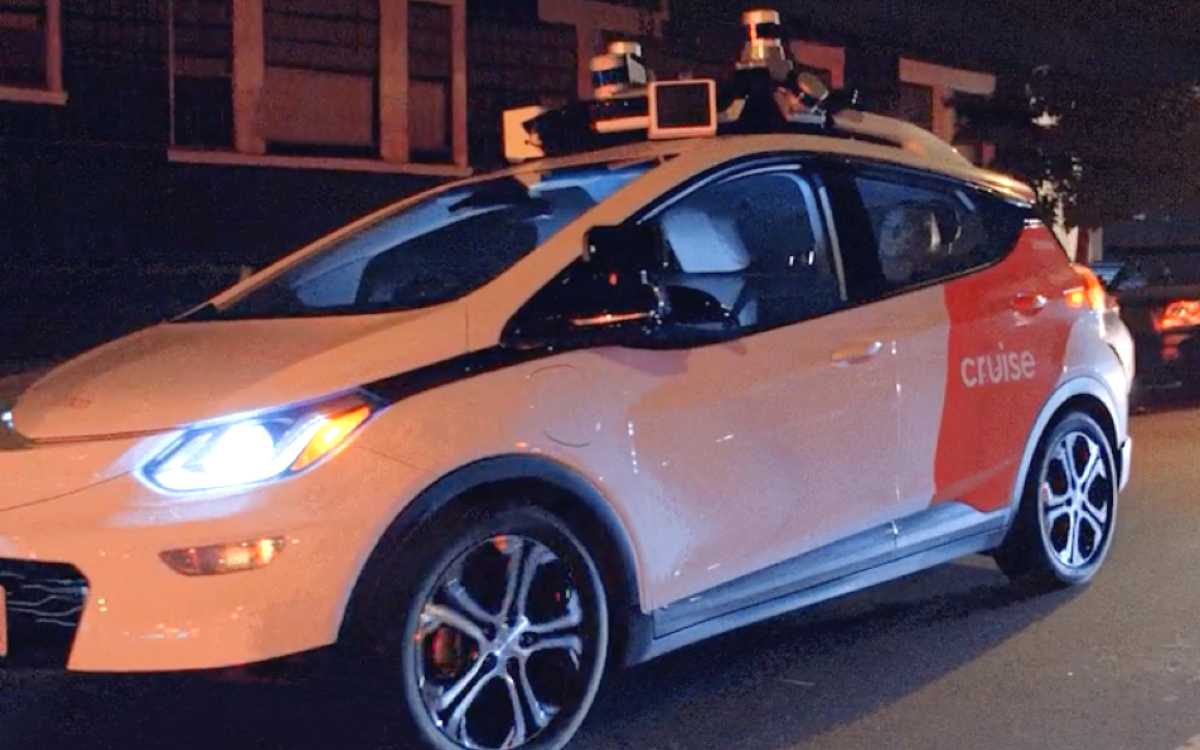 Retiran modernos taxis sin conductor luego que unidad golpeó a peatón