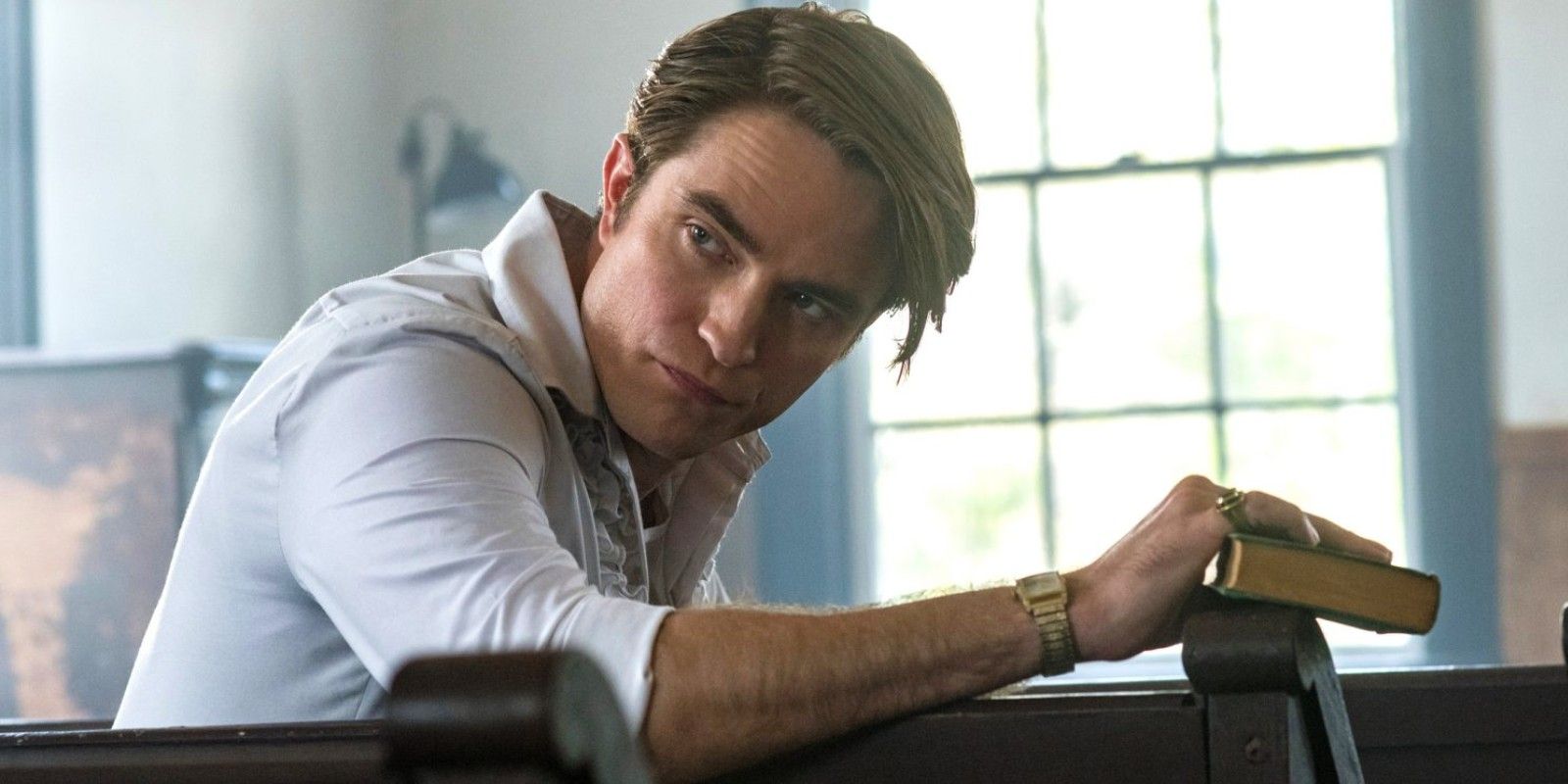 Tom Holland amenaza a Robert Pattinson en el tráiler de Devil All the Time