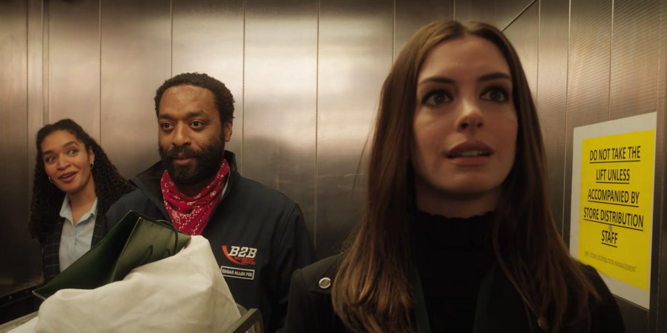 Tráiler bloqueado: Anne Hathaway intenta un atraco de joyas durante COVID