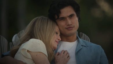 Tráiler de mayo y diciembre: el drama romántico con diferencias de edad está lleno de tensión entre Charles Melton de Riverdale y Julianne Moore