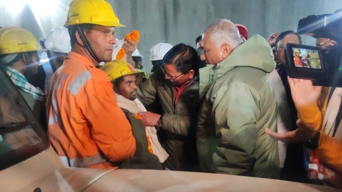 Tras dos semana atrapados, rescatan a trabajadores de túnel de la India